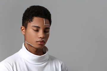Obraz premium Creative portrait of handsome African-American guy on grey background
