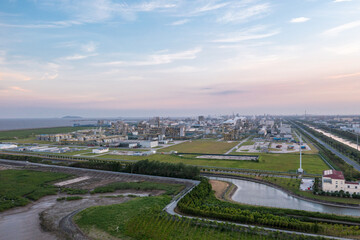 Obraz premium chemical plant in city