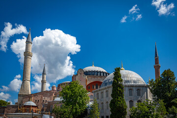 Fototapeta na wymiar Estambul ciudad histórica y monumental entre la vieja Europa y Asia 