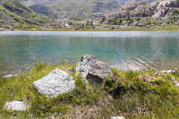Lago Cornisello e bellissima vista panoramica sulle montagne dal rifugio Cornisello nella Val...