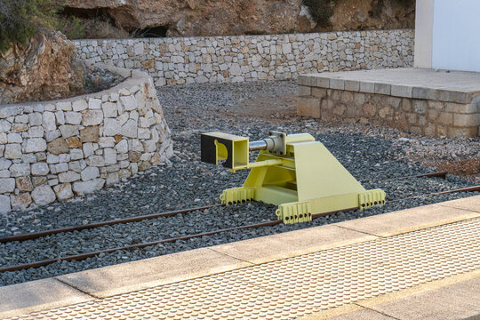 Hydraulic sliding friction buffer on the tracks of a train station.