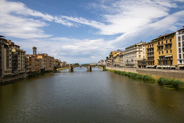Fototapeta na wymiar Altstadt in Florenz mit berühmter Brücke und Ausblicken