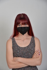 frau mit maske mund nasen schutz corona covid-19 sars