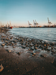 Strand mit Hafenblick