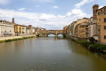 Brücke in Florenz mit Wolken am Himmel 
