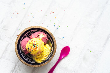 Obraz na płótnie Canvas Erdbeer und Vanille Eis Kugeln in einer Schüssel auf einem weißen Kachel Hintergrund. Dessert, Sommer.