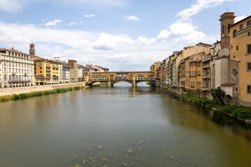 Fototapeta premium Altstadt in Florenz mit berühmter Brücke und Ausblicken
