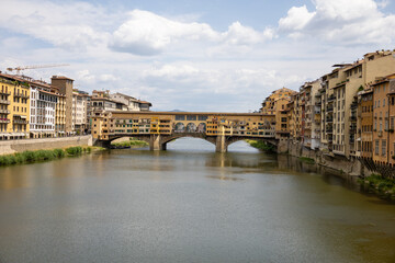 Brücke in Florenz mit Wolken am Himmel 