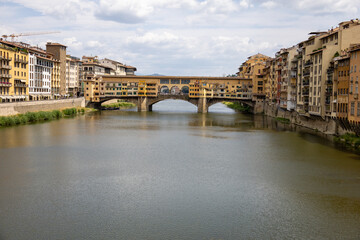 Fototapeta na wymiar Altstadt in Florenz mit berühmter Brücke und Ausblicken