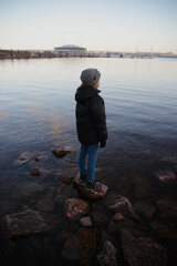 Fototapeta na wymiar child on the lake