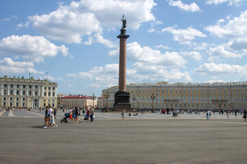 Fototapeta na wymiar SAINT PETERSBURG, RUSSIA-JULY, 18, 2021: panoramic view of the Palace Square with the Alexander Column and tourists on a cloudy summer day