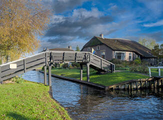 Fototapeta premium Centuries-old thatched-roof houses in Giethoorn, Steenwijkerland, Overijssel Province, The Netherlands