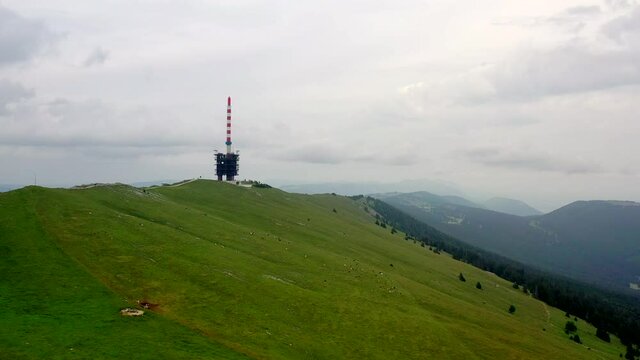 Das Chasseral bei tr&uuml;ben Wetter im Berner Jura, Schweiz (Juli 2021)
