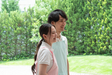 Naklejka premium エプロンをつけた 若い男女