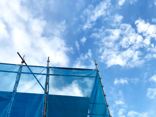 建設現場の養生幕と青空