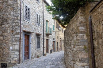 Romantische Gassen in einer Altstadt in Italien mit wunderschönen Häusern 