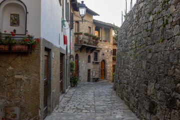 Typische Gasse in kleiner Altstadt in der Toskana