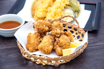 天ぷらの盛り合わせと唐揚げ