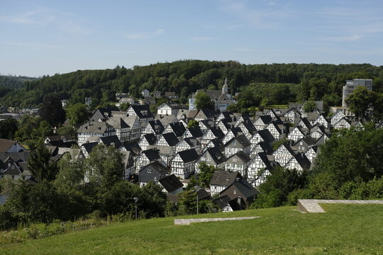 Freudenberg in Westfalen vom Kurpark aus betrachtet (Fotoblick) als ein beliebtes, deutsches Reiseziel  mit beeindruckendem Aussichtspunkt