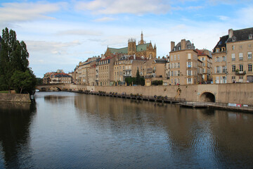 Fototapeta na wymiar river moselle, buildings and saint-etienne cathedral in metz in lorraine (france)
