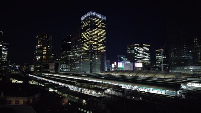  東京駅と丸の内ビル群の夜景