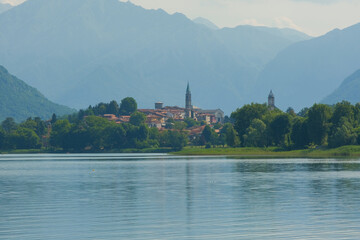Fototapeta premium Il panorama di Bosisio Parini dalle sponde del lago di Pusiano a Rogeno.