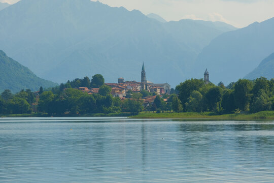 Il panorama di Bosisio Parini dalle sponde del lago di Pusiano a Rogeno.