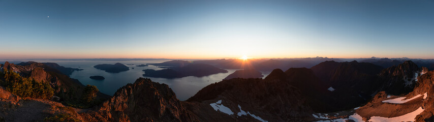 Obraz premium Panoramic View of Rocky Canadian Mountain Landscape. Sunny Summer Sunset. Aerial Scene from Mnt Brunswick, near Vancouver and Squamish, British Columbia, Canada.