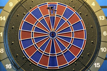 Naklejka premium dart in the target