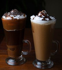 Drink with different textures based on coffee, cocoa and milk, with chocolate chips.
