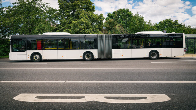 Bus fährt von Bushaltestelle ab