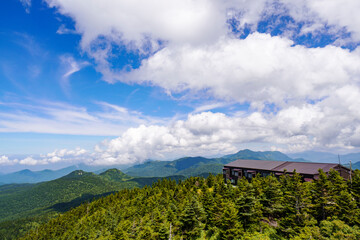 横手山山頂のヒュッテと景色・日本・長野県