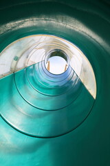 公園にあるトンネルのすべり台を下から覗く空と雲