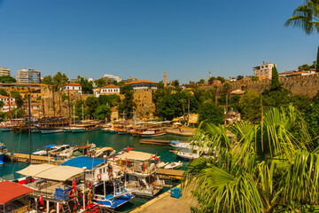 Obraz premium ANTALYA, TURKEY: The old harbor in Antalya and the port with ships and boats on a sunny summer day.