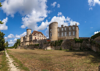 Fototapeta na wymiar Duras (Lot et Garonne, France) - Vue panoramique du château des Ducs de Duras depuis l'esplanade