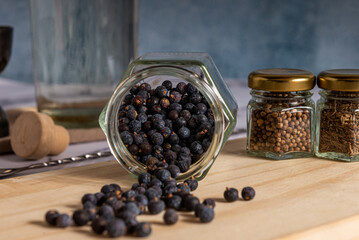 Sabores de ginebra, ingredientes botánicos para el proceso de destilería de ginebra, Enebro, kummel y coriandro sobre una tabla de madera. 
