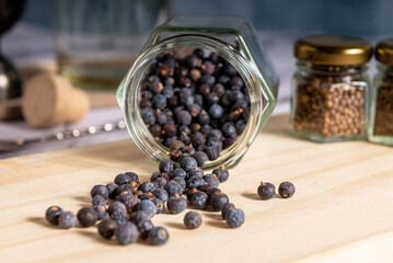 Sabores de ginebra, ingredientes botánicos para el proceso de destilería de ginebra, Enebro, kummel y coriandro sobre una tabla de madera. 
