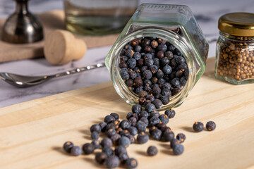 Sabores de ginebra, ingredientes botánicos para el proceso de destilería de ginebra, Enebro, kummel y coriandro sobre una tabla de madera. 
