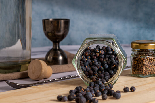 Sabores de ginebra, ingredientes bot&aacute;nicos para el proceso de destiler&iacute;a de ginebra, Enebro, kummel y coriandro sobre una tabla de madera. 
