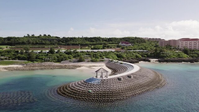 絶景の海に建つ東家　沖縄の風景