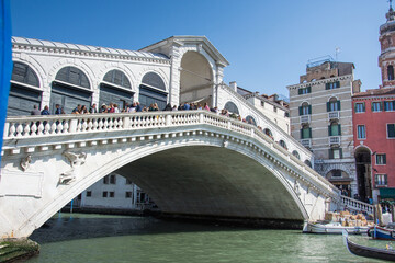 Venedig, die Rialtobrücke, Ponte di Rialto Gebäude in der Nähe des Kanals, Italien, März, 2019