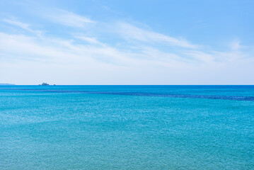 Fototapeta na wymiar Seascape with a clear horizon