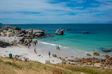 南アフリカ・ボルダーズビーチ（青い海とペンギン）