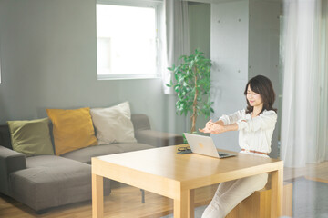 長時間のテレワークで疲れたビジネスウーマン