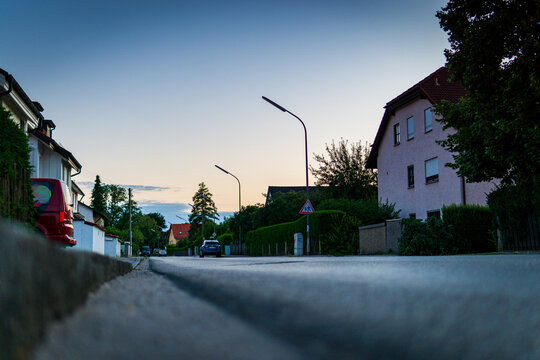 Stra&szlig;e mit Sonnenuntergang