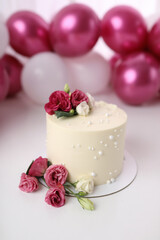 Obraz na płótnie Canvas White cake decorated with flowers