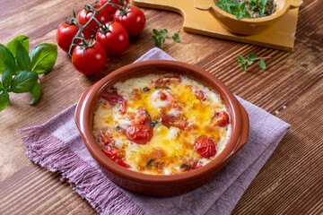 formaggio gratinato in forno con pomodori