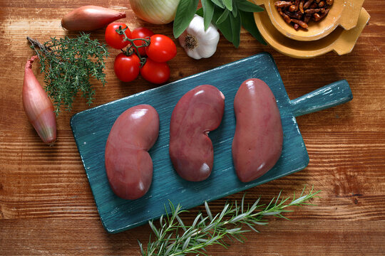 rognone di porco crudo con ingredienti 