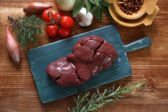 rognone di vitello crudo con ingredienti 