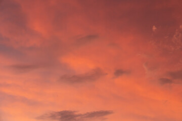 Naklejka na ściany i meble 夕暮れ時のオレンジ色の雲と空